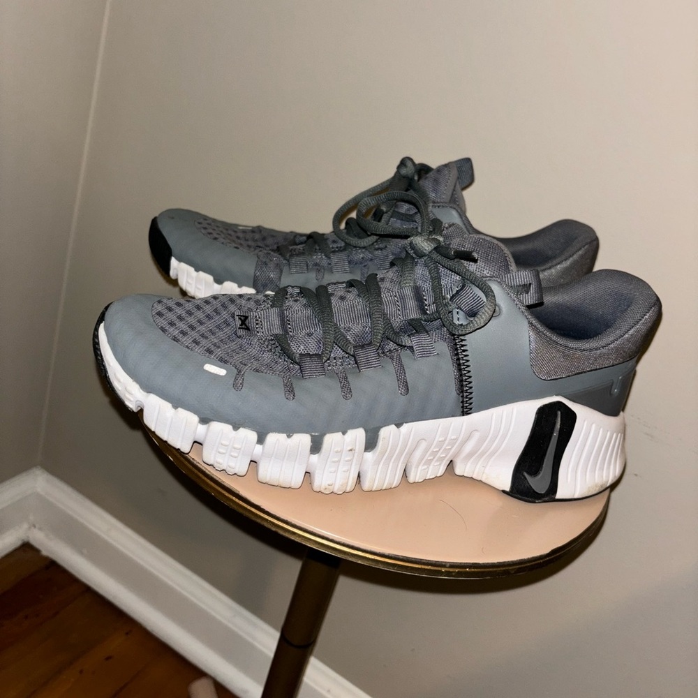 Nike Metcon size 8 men’s. Size 9.5 in women’s.